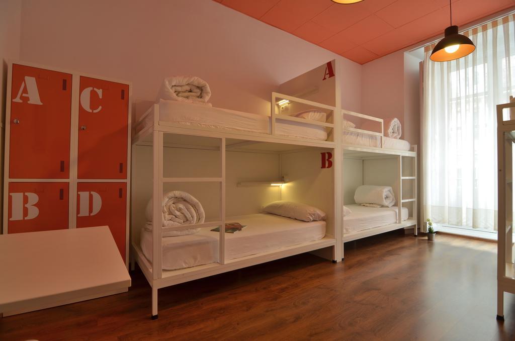 Posto Letto in Dormitorio Misto con 6 Letti
